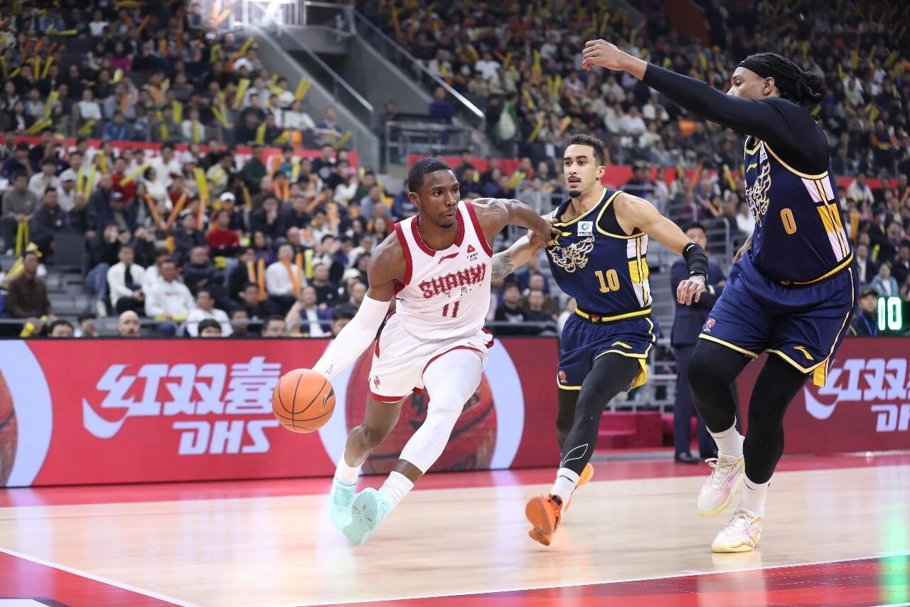 广东107-97击败山西，完成对对手的双杀。两队没加时打了两个半小时，合计犯规6