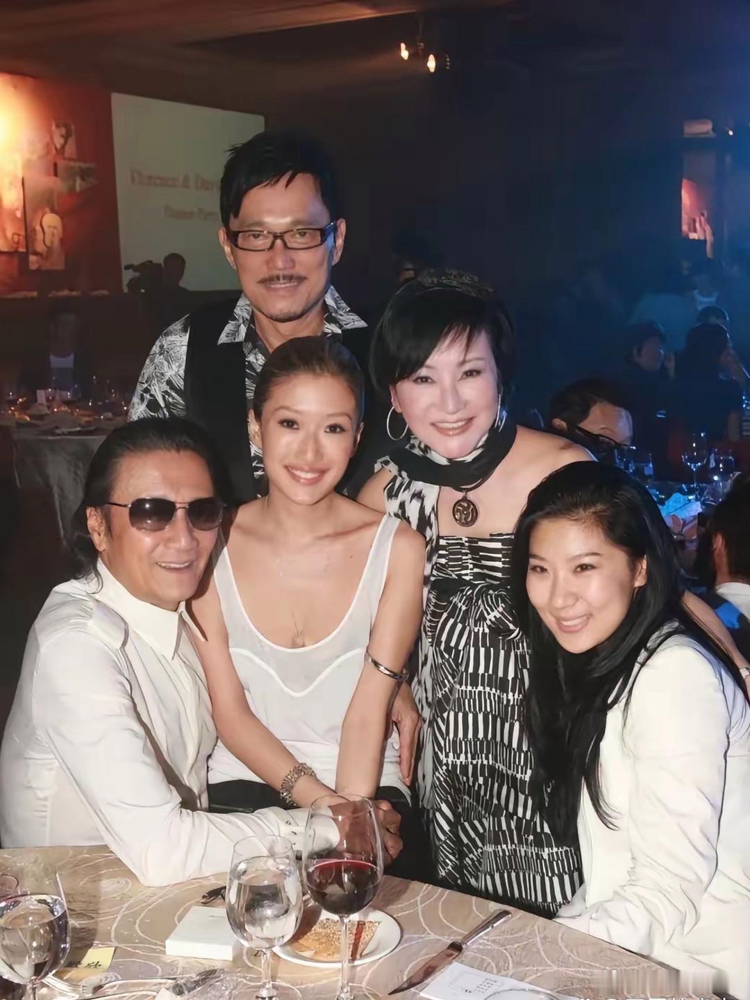 谢贤与前女友CoCo、女儿谢婷婷、前妻狄波拉以及狄波拉老公江耀城合影，拍摄于20