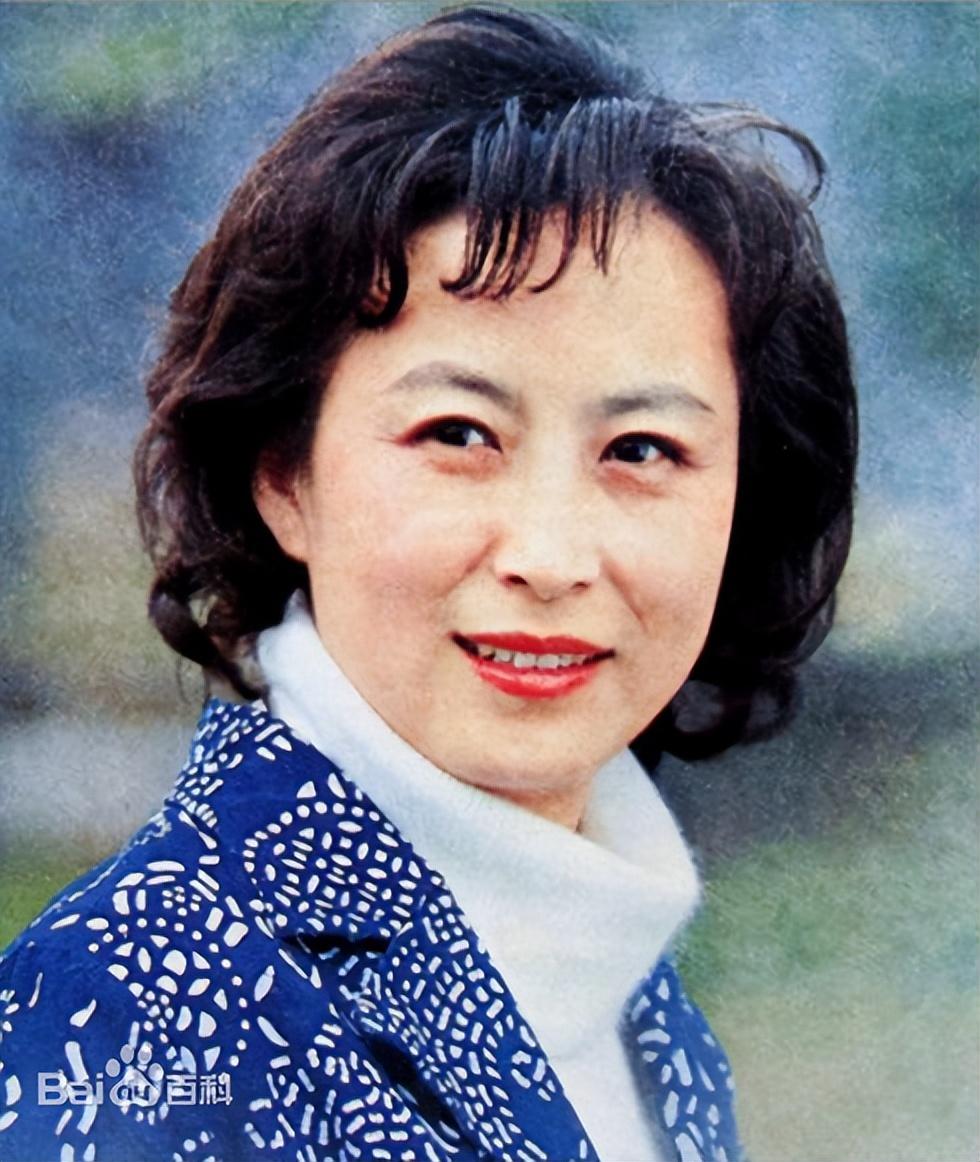 邬君梅晒感恩节画面，纯素颜亮相很有自信。
 
能够甩掉偶像包袱，素颜展示自己的女