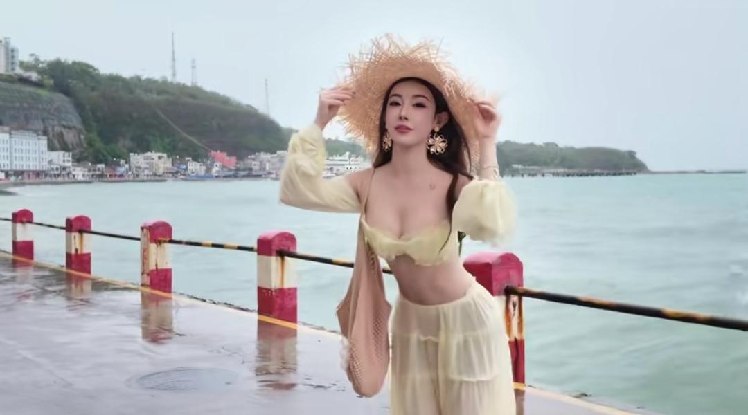 海边漫步，轻纱飘逸，感受海风拂面