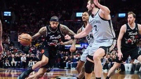 马刺逆转猛龙，十连胜。又是文班亚马进攻无作为，又是瓦塞尔得分领全队。猛龙斯科蒂·