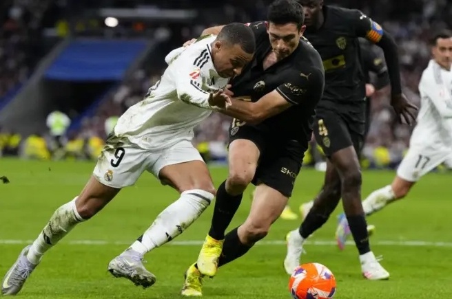 今日马卡报📰Sólo Mbappé se salva del naufragi