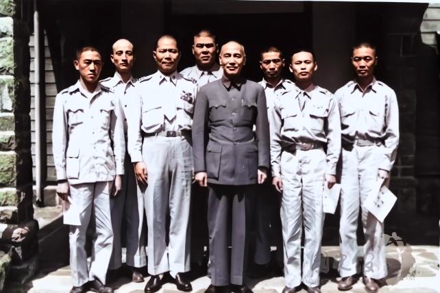 1949年，被解放军俘虏的6名国民党空军夺机叛逃，并掳走3名解放军，当他们驾机抵