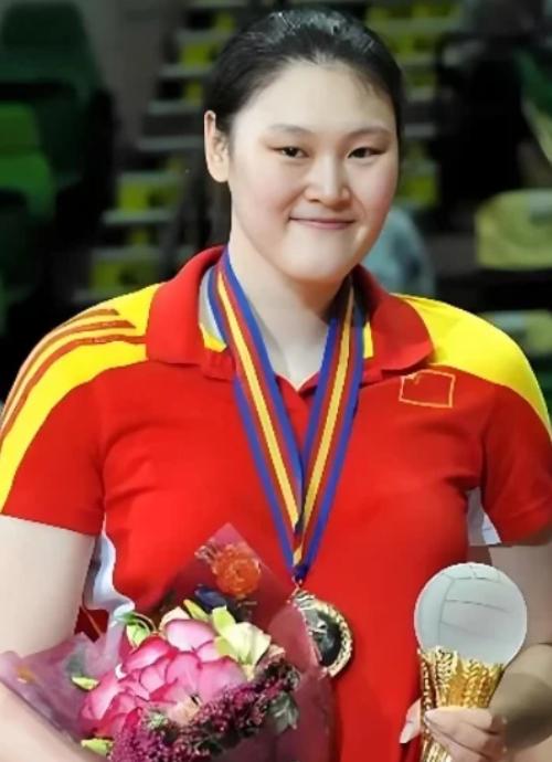 她是中国女排的标志性人物，以强劲扣球闻名国际赛场，多次助队伍赢得荣誉，但却在职业