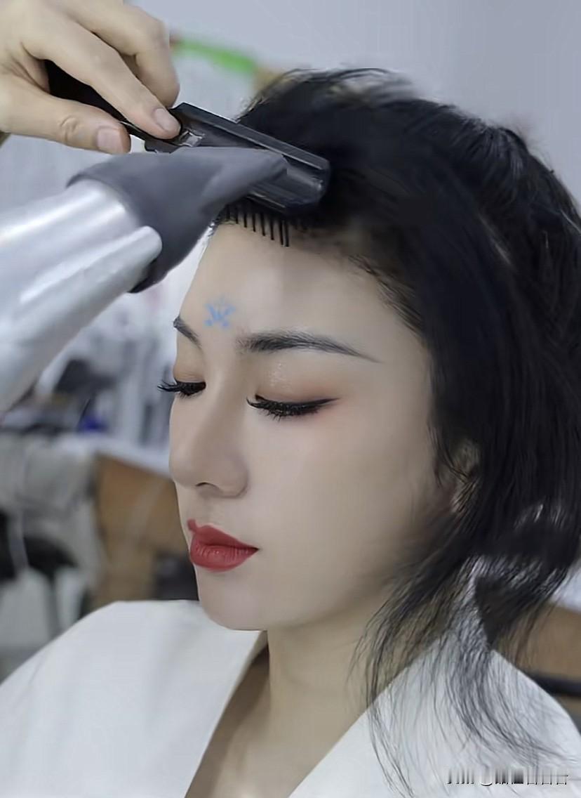 黄奕在上次直播后的第一个视频，宣传自己新剧，评论区网友留言：演了个皇后真当自己是