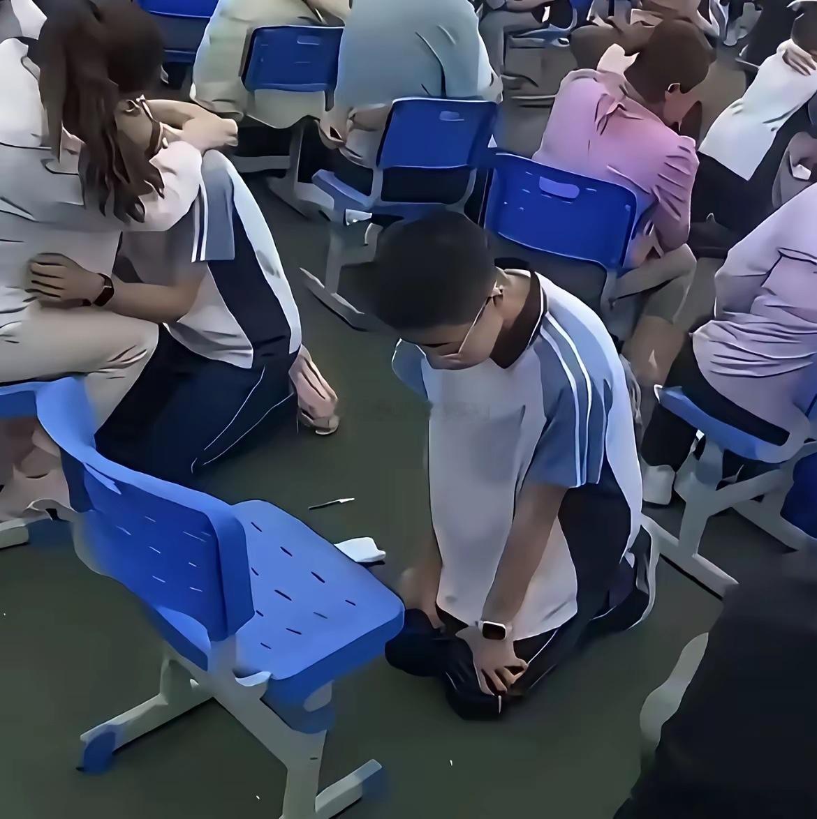 家长看到这一幕会后悔没来参加吗 