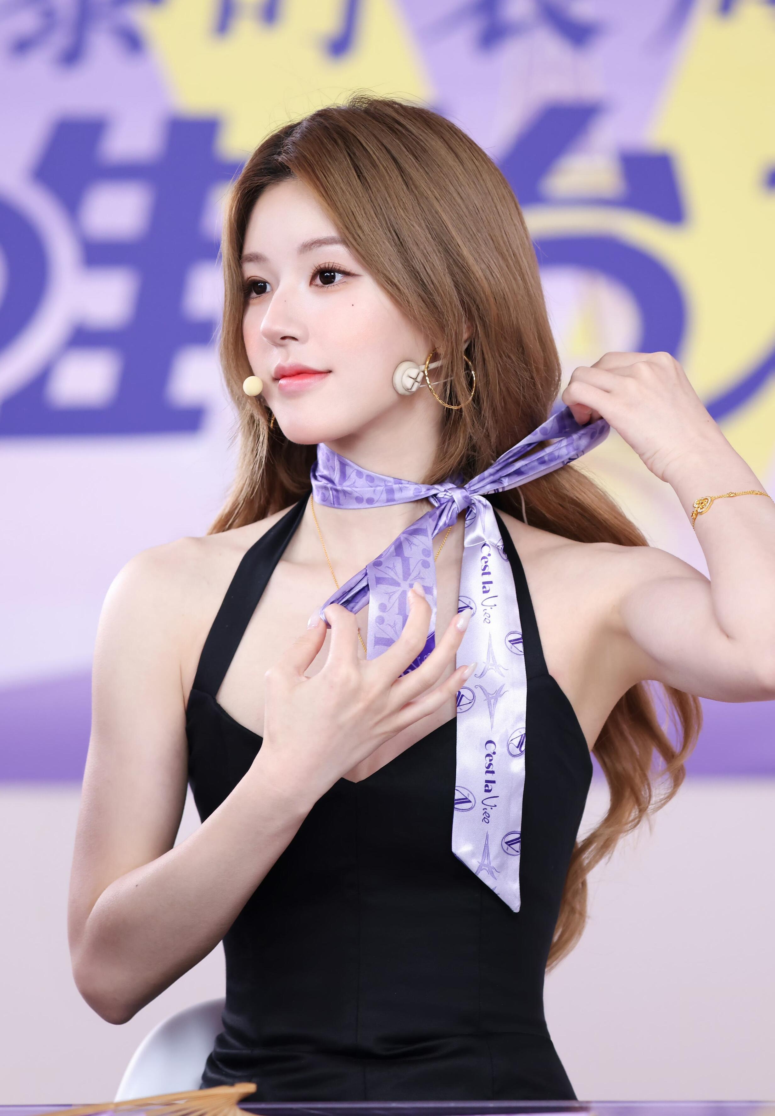 突然发现 赵露思真的好适合戴金子….⚜️ ​​​