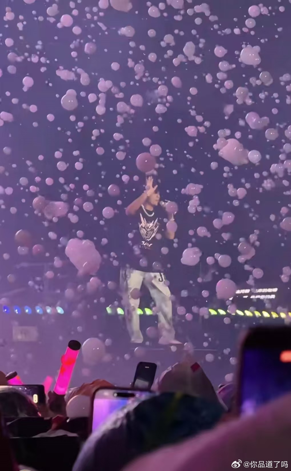 周杰伦你是最最最浪漫的 杭州场的雨夜浪漫直接封神，伴着淅淅沥沥的雨声听他唱情歌，