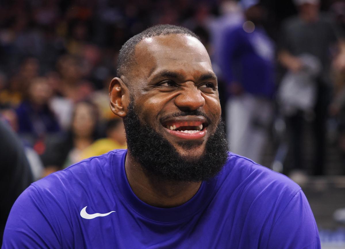 最近三场比赛，詹姆斯在第四节的表现：对阵灰熊：10 分 3 助攻 2 篮板，投篮