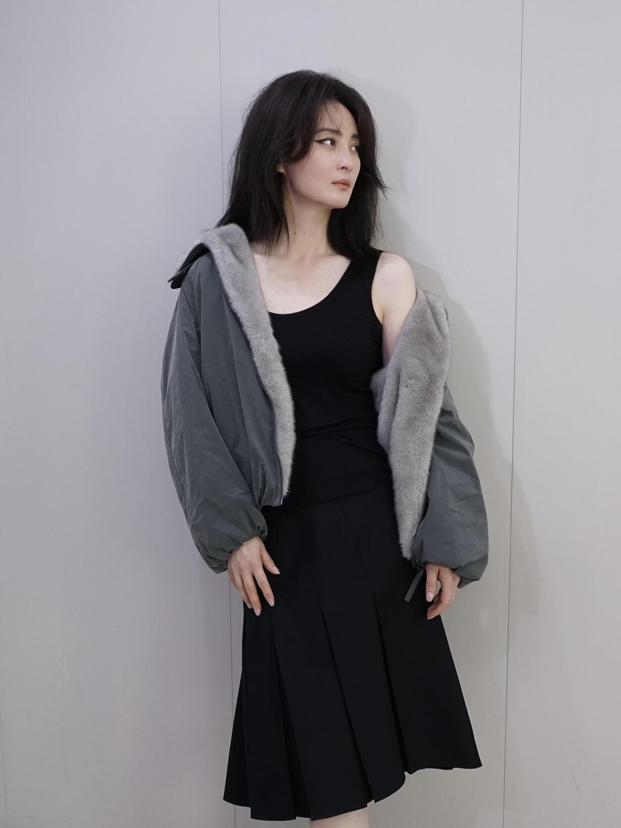 蒋勤勤黑色小吊带写真，阿姨真是可甜可咸！