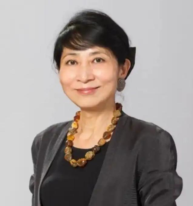 她当选香港立法会议员，上任后便公然挑衅国家底线，甚至在议会中刻意拒绝使用中文发言