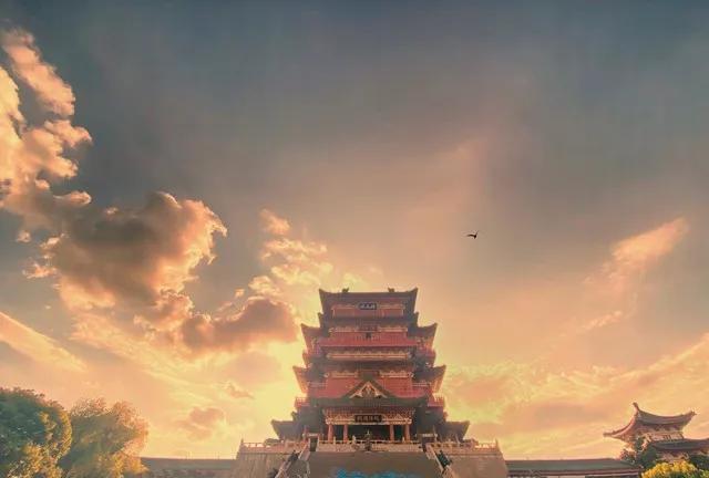 临江仙·念旧
 
几树寒梅开又落，庭前依旧风光。闲云舒卷绕雕梁。忆中欢笑处，今日