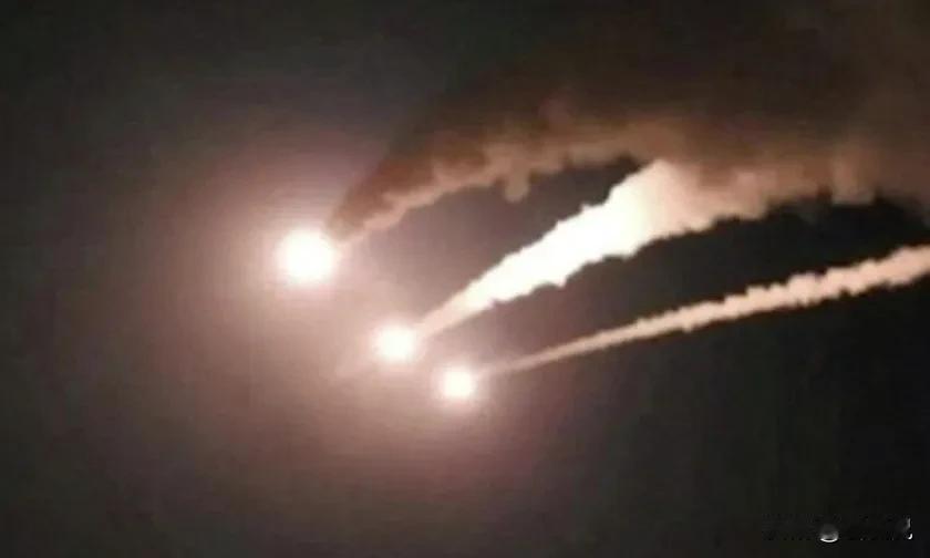 伊朗此番首次在美军舰上空试验反舰导弹，消息一出，网上的议论顿时吵作一团。
 
一