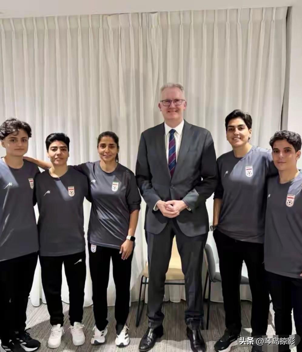 在自己国家正在遭受侵略的情况下，抛弃并背叛自己国家的人，必须严惩，直至终生追杀。