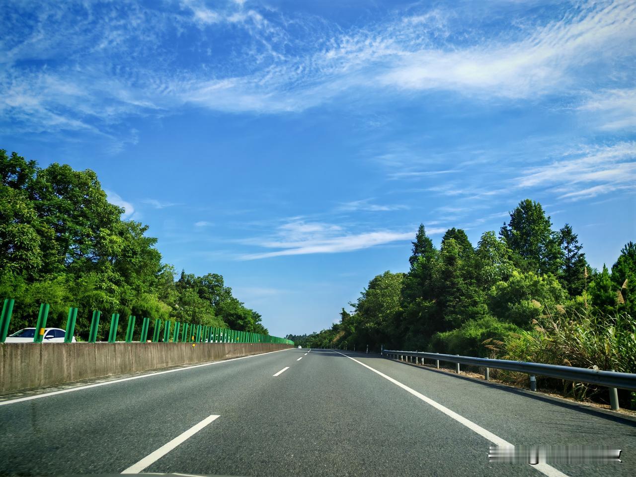 从湖南郴州到贵州安顺避暑自驾途中，今晚在黔东第一门户玉屏侗族自治县城歇脚。

走