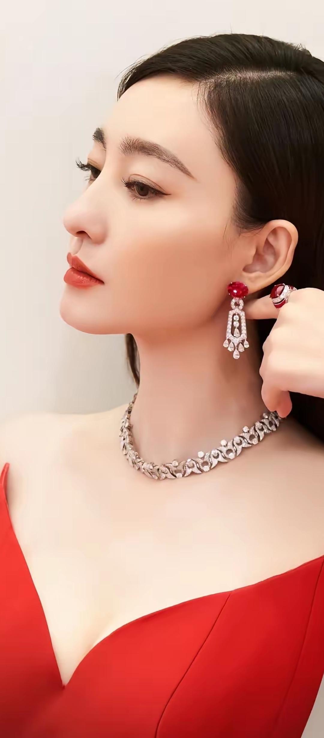 红衣美人，耳畔珠光。