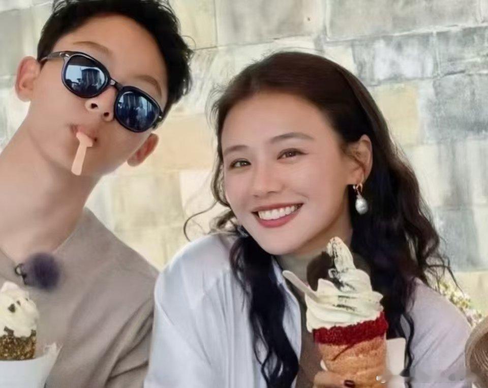 马思纯张晚意北影节坐一起张晚意马思纯北影节坐一起 我们花少姐弟又合体了，马思纯张