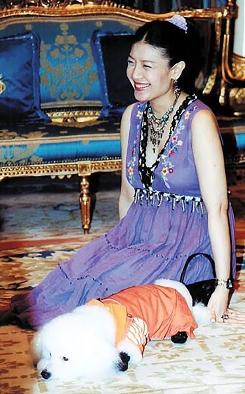 当年怀着提帮功的西拉米笑得好萌，笑容萌得和提帮功小时候的笑容有得一拼。这么美好的