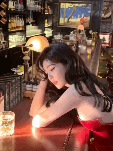 就这样静静的欣赏着白鹿的美！白鹿 风情万种的女人是什么样的?