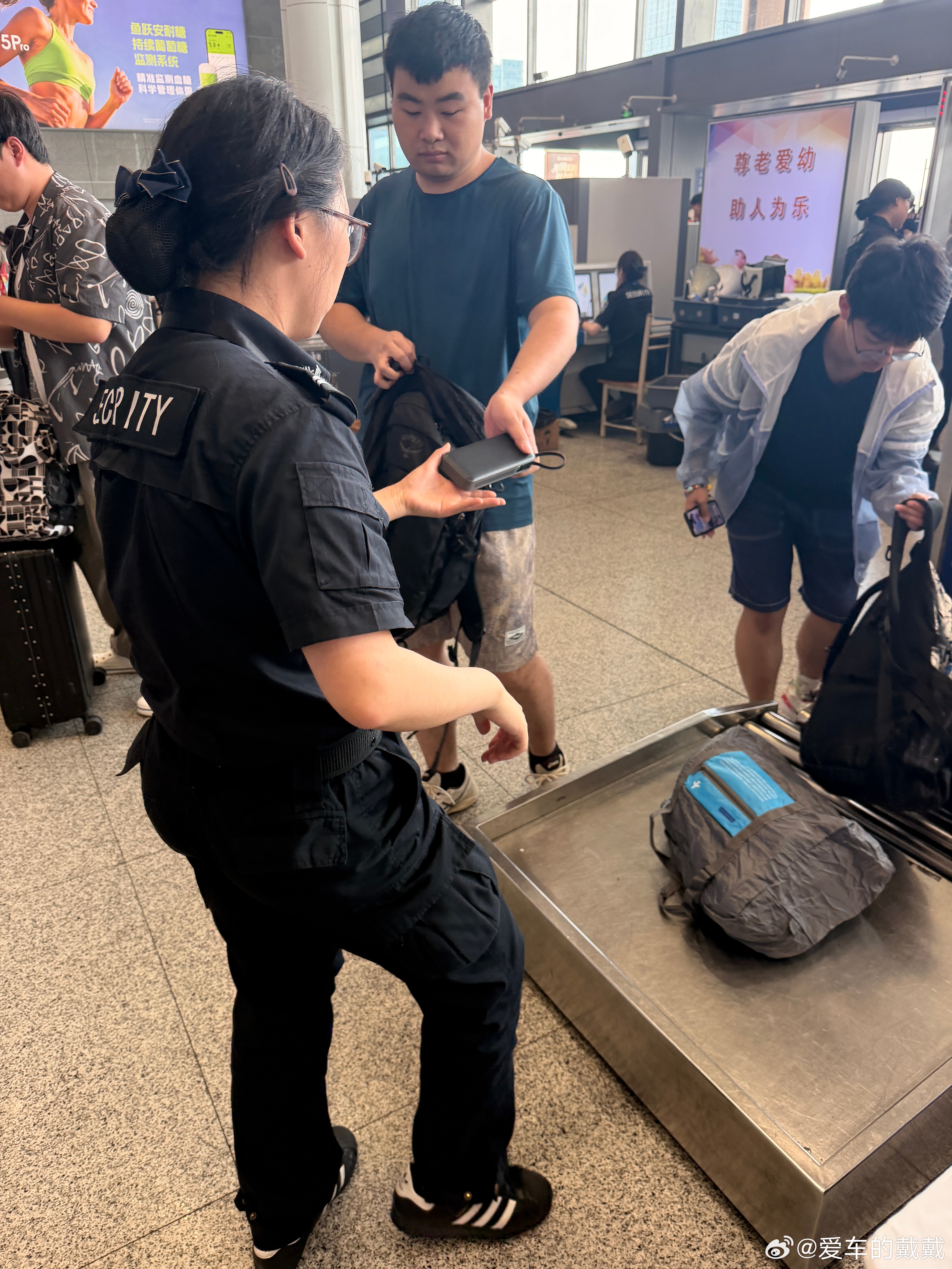 高铁要查充电宝了？难怪进站口这么堵 