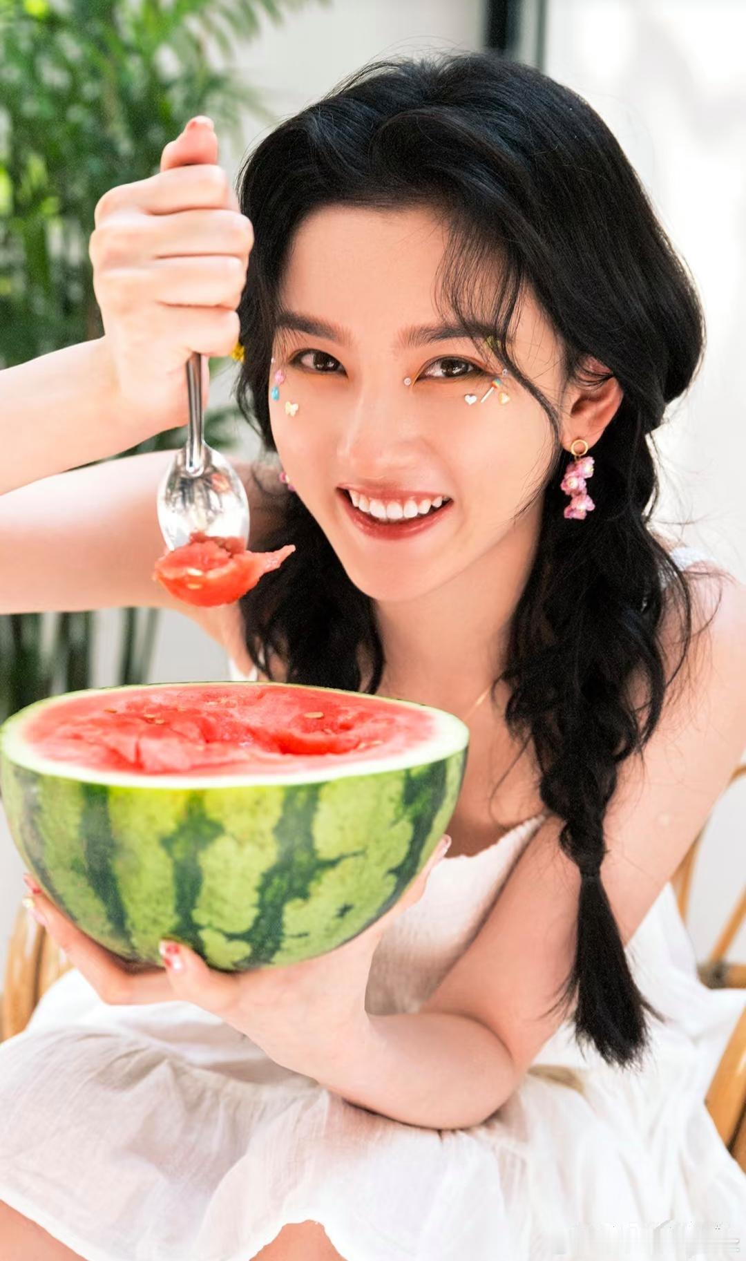 宋祖儿被男粉求婚热点观点﻿ 宋祖儿被男粉拦车求婚：这不是浪漫，是骚扰！4月14日