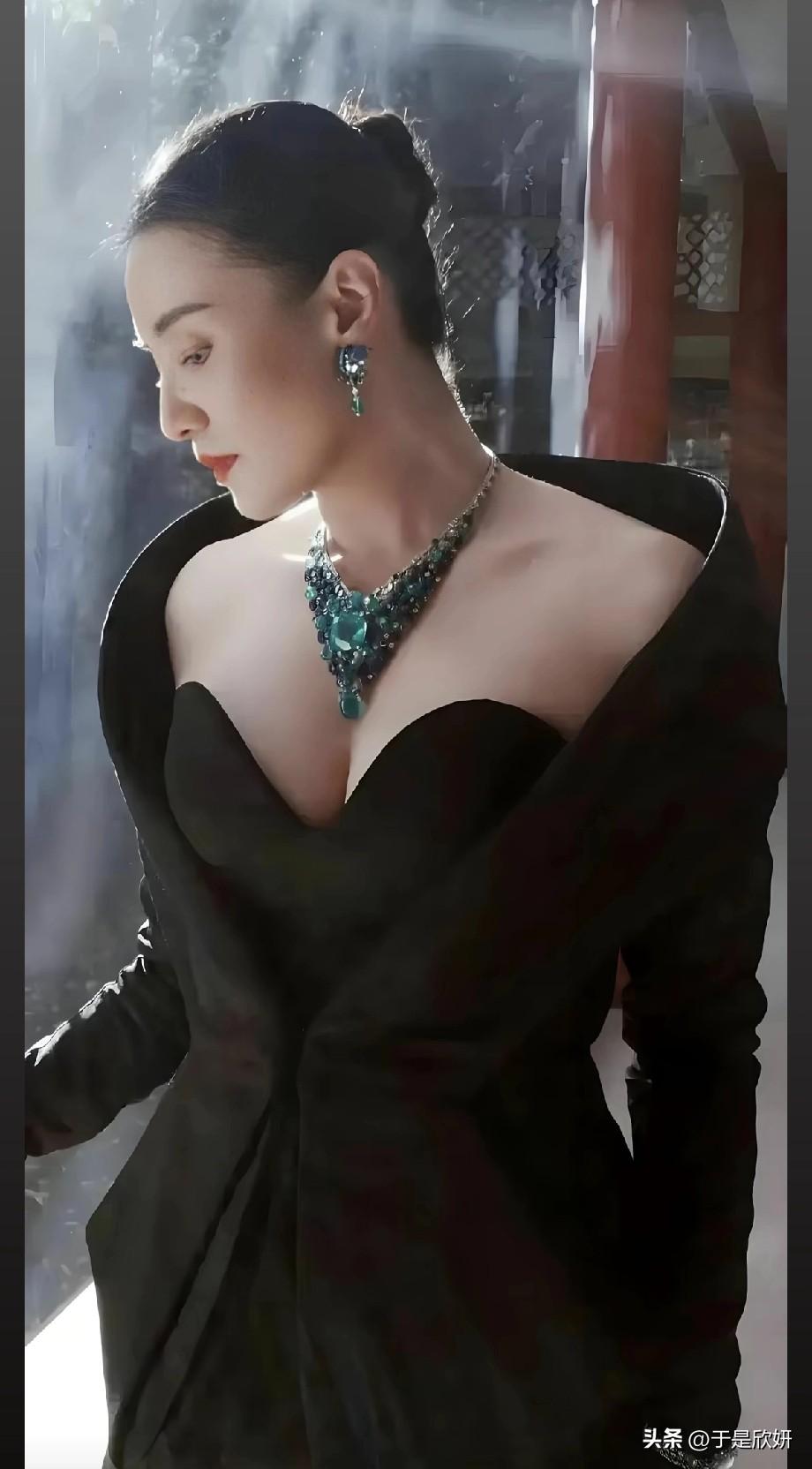 宋佳这组“黑裙绿宝”太绝了！中式庭院里的冷艳感，谁看了不迷糊？✨
当黑丝绒撞上祖