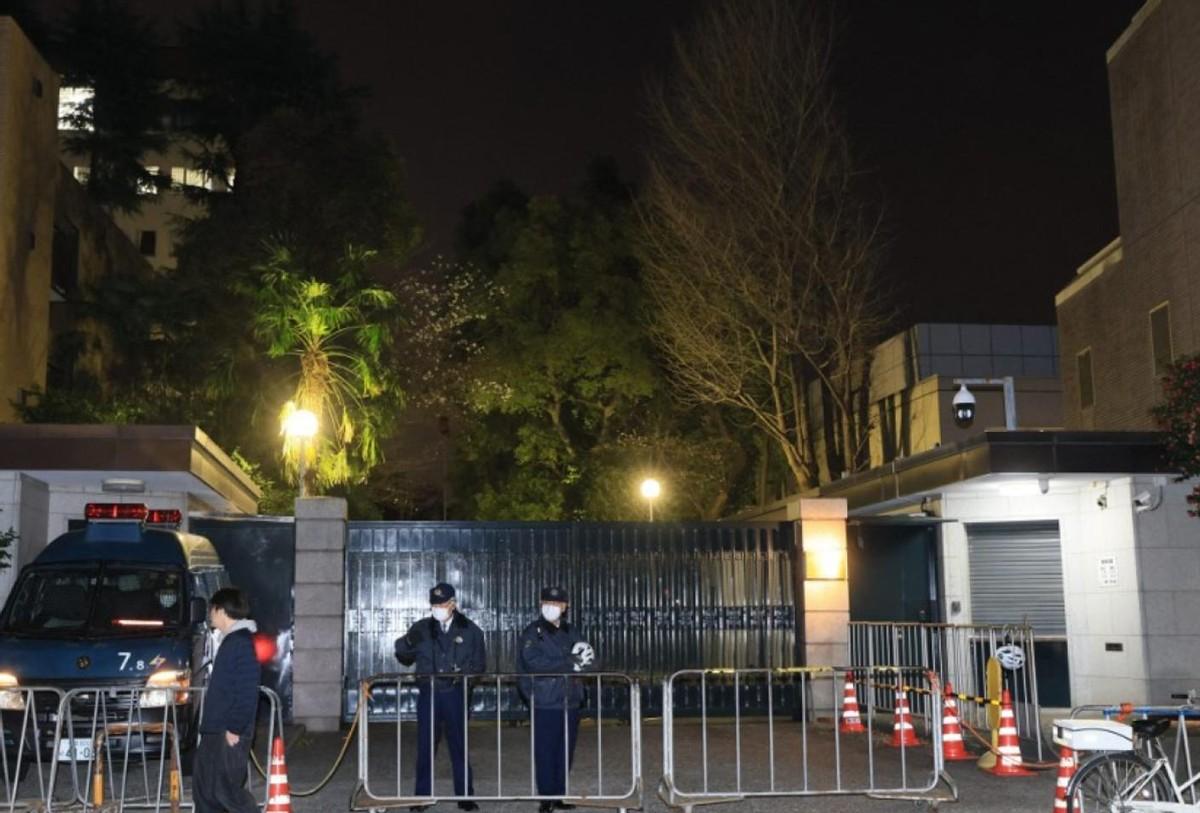 日本这出戏，已经不是“离谱”两个字能概括了——一名现役自卫队军官，翻墙闯进中国驻