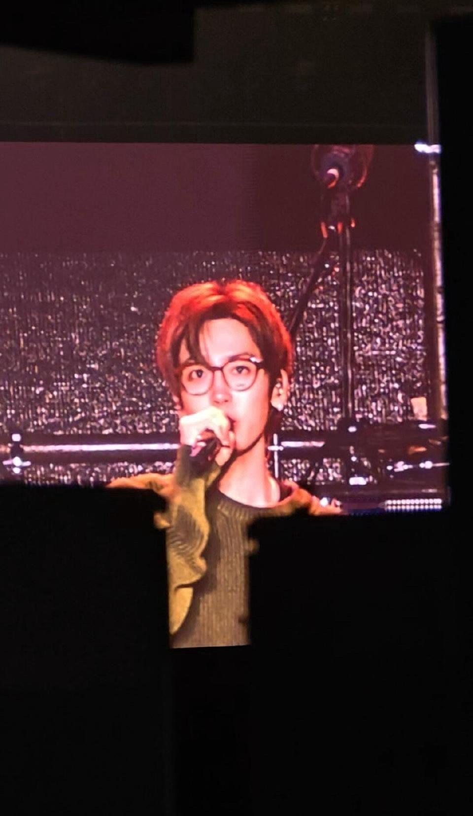 侯明昊凌晨三点在南京认真彩排音乐节，特地为粉丝穿上绿色毛衣，全开麦演唱许愿歌曲！