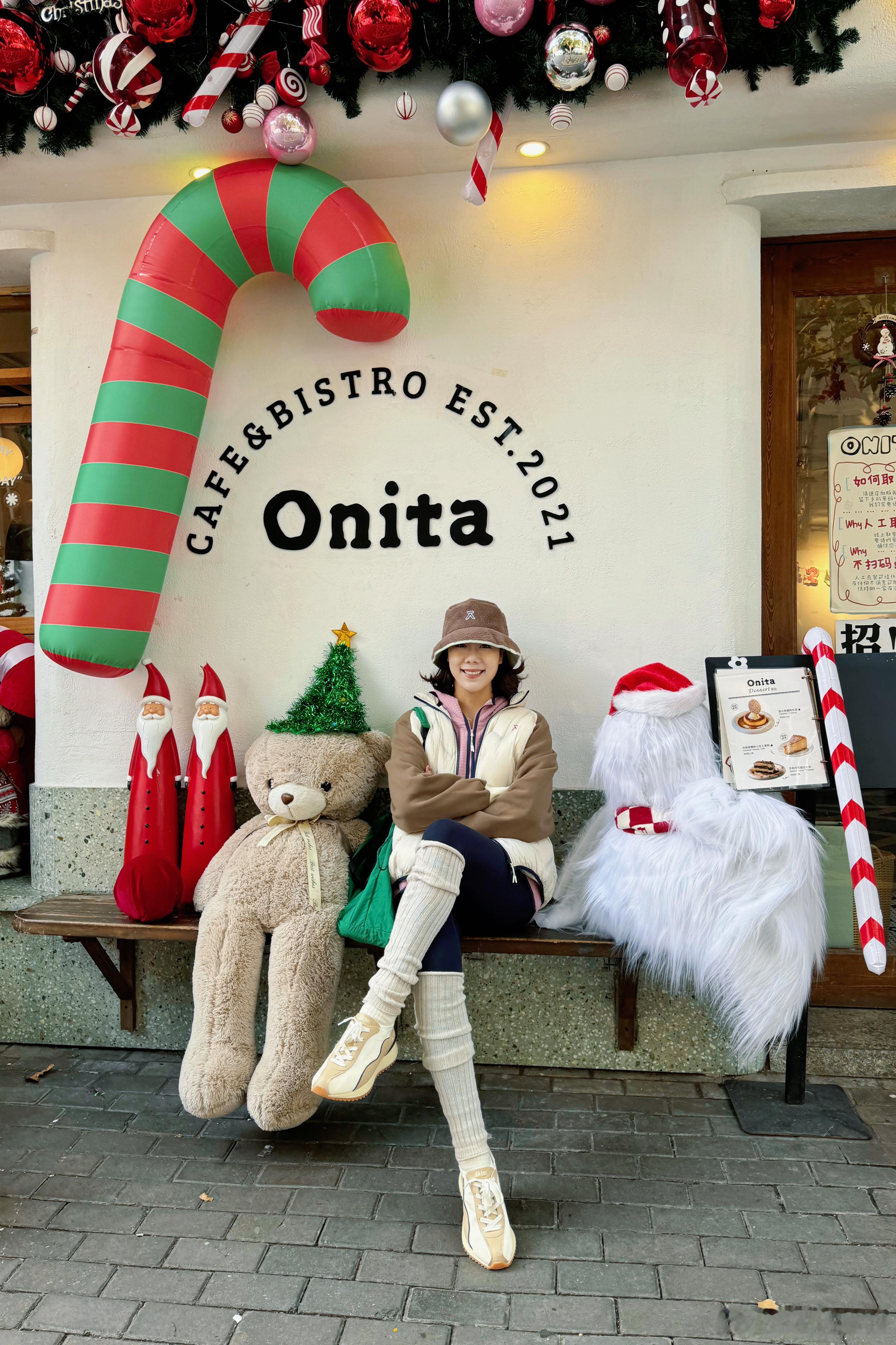 上海街头已充满浓浓圣诞气息了🎄跳出黑白灰，挑战一下缤纷的色彩🎨 