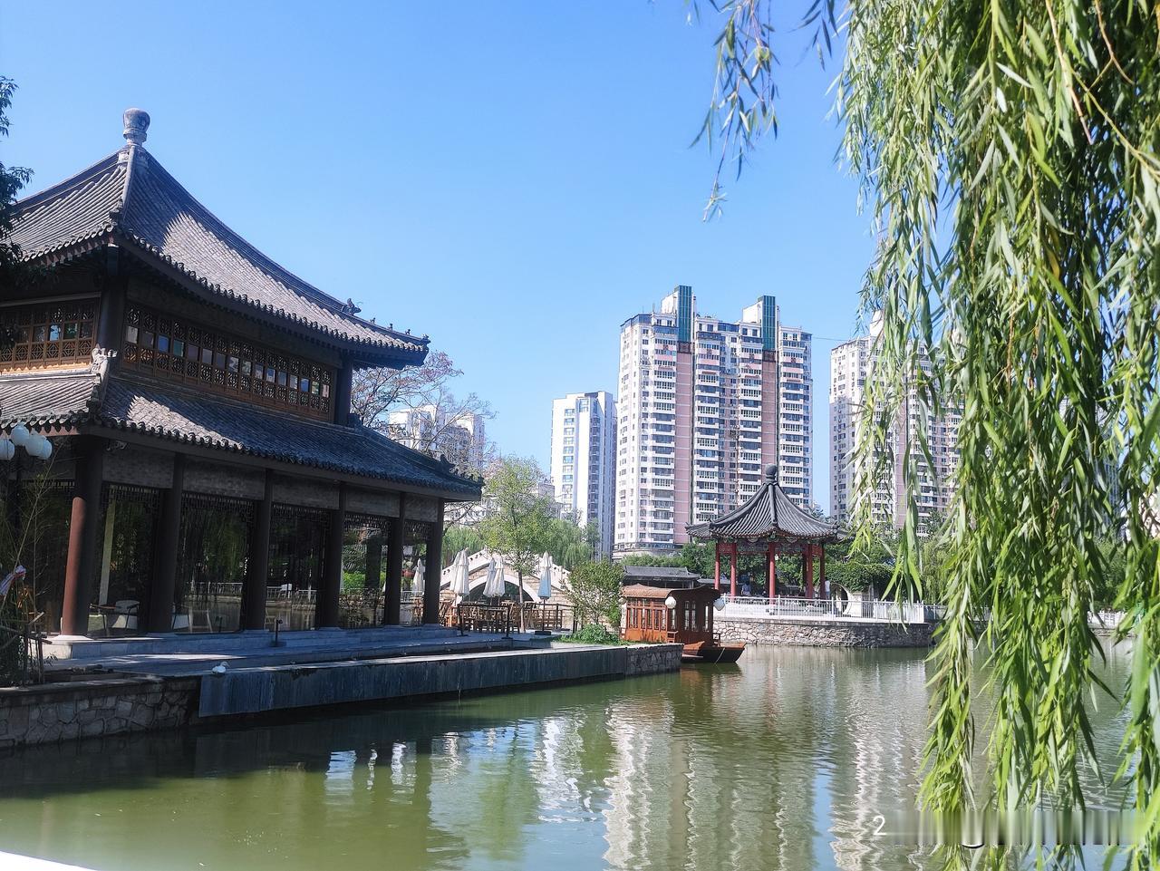 我的今日状态：😁轻松愉快
我这里的天气：☀️晴天
今天又是高温天气，趁早晨还凉