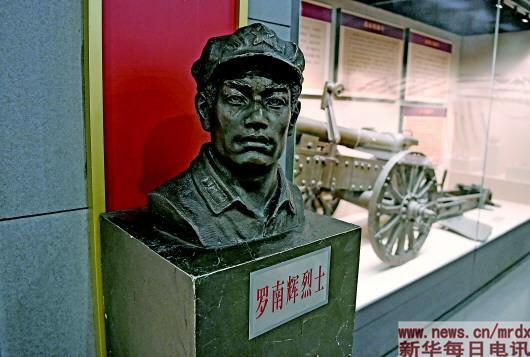 1930年，红军军委书记罗南辉被捕。不等敌人用刑，他直接哭跪求饶，说啥都愿招；敌