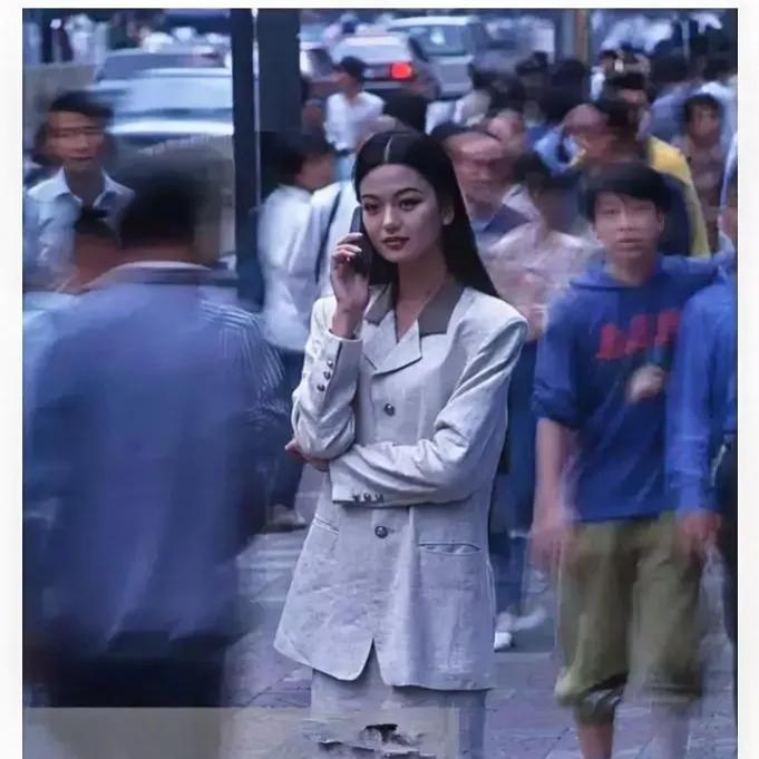 90年代，上海的街头，充满了嘈杂和喧闹，人流不息，车水马龙，然而在这座繁华的都市