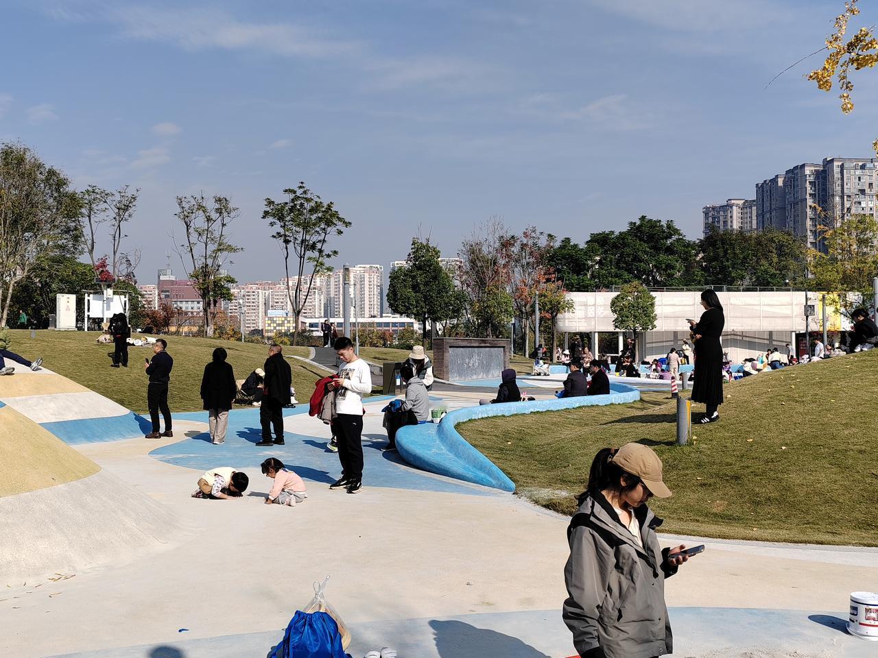 冬日生活打卡季 阳光明媚的公园里，人们悠闲地享受着美好的时光。