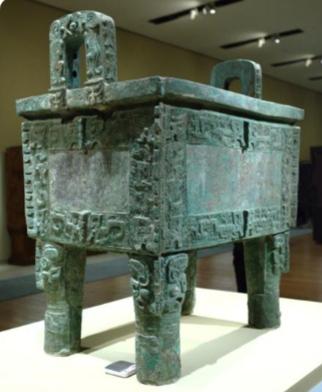 后母戊鼎
在浩瀚如星河的中华文明长卷中，若有一件器物能独自撑起商代晚期那厚重而神