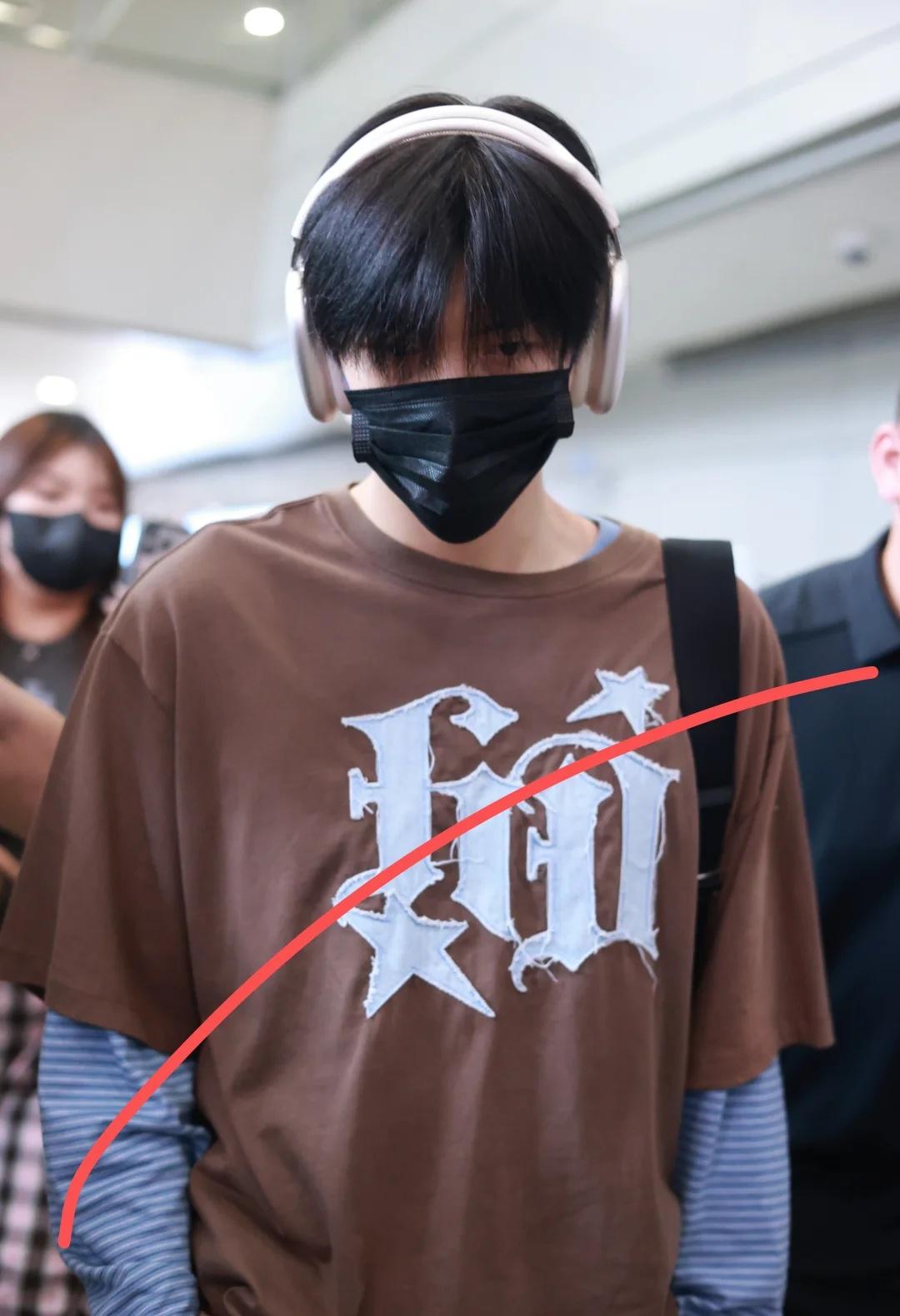 翟潇闻又来成都了
走路好帅