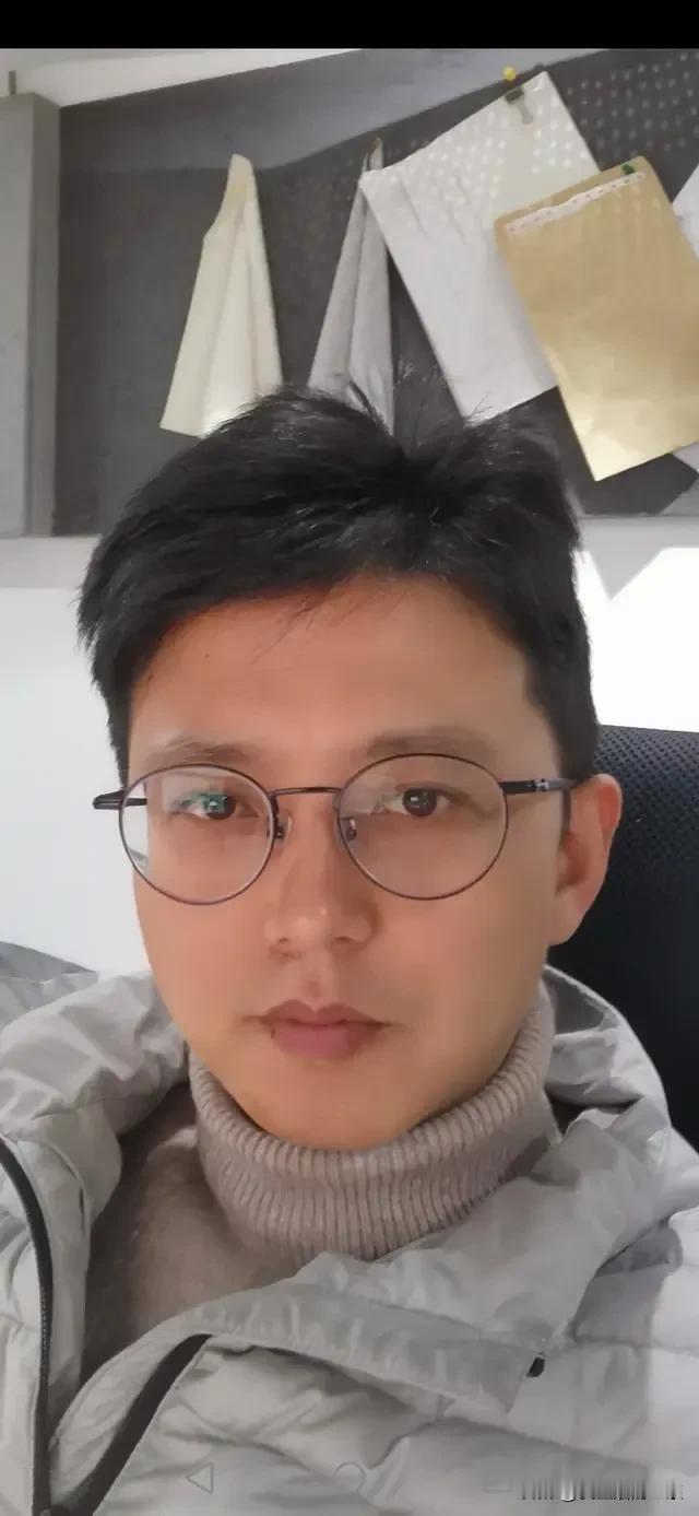 发现了吗，

80后的男士，

只要没有啤酒肚，

穿着整洁清爽，

头发和发际