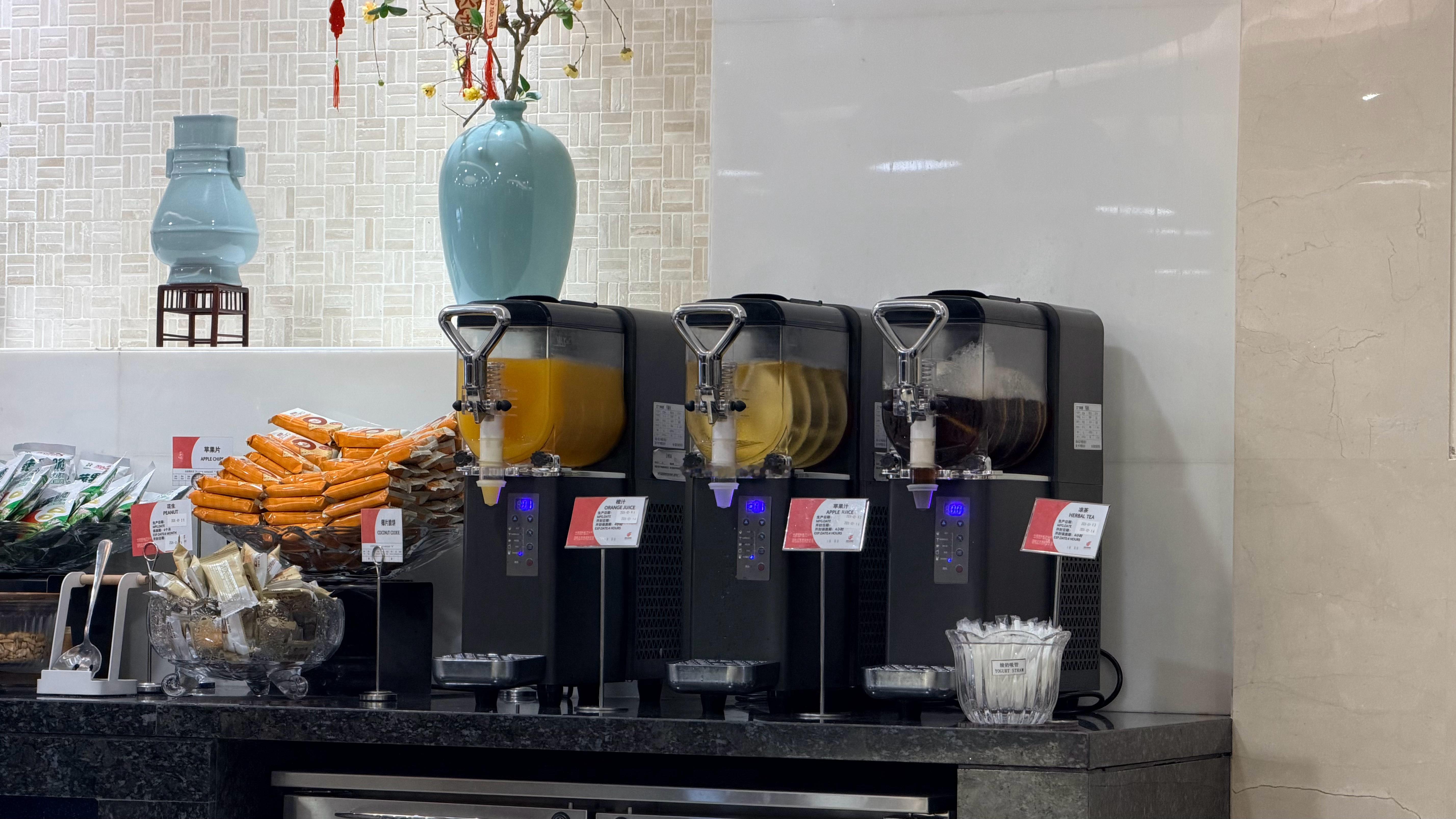 总感觉那个机器在吸引我，好想喝一口呀