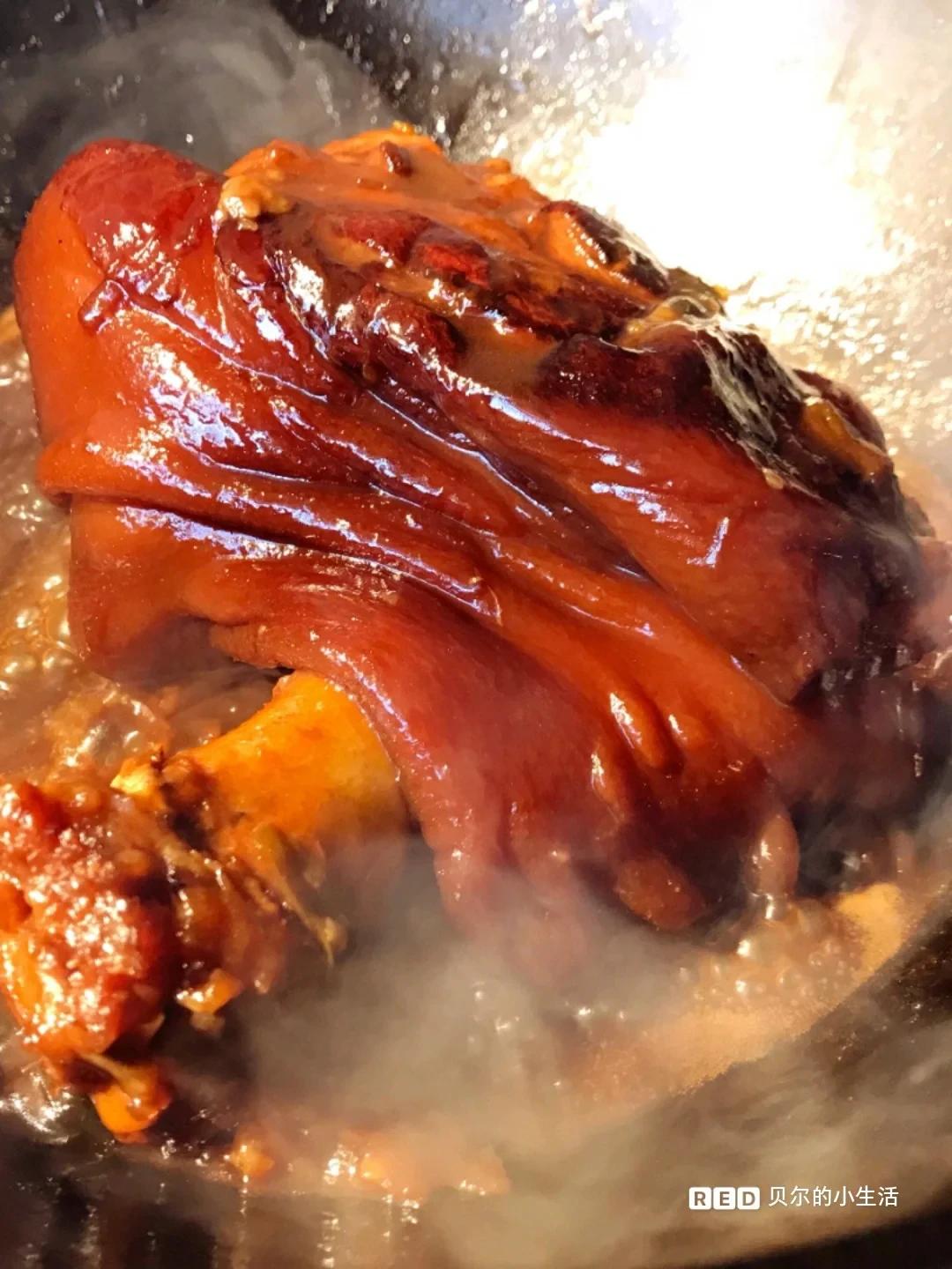 【中秋家宴】今年的中秋家宴，可以准备一道让人垂涎欲滴的红烧大肘子！

这道菜不仅