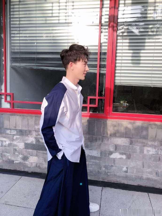 再见七月 与盛夏七月挥手作别，收藏一路星光。愿王龙华步履从容，八月万事顺意，收获