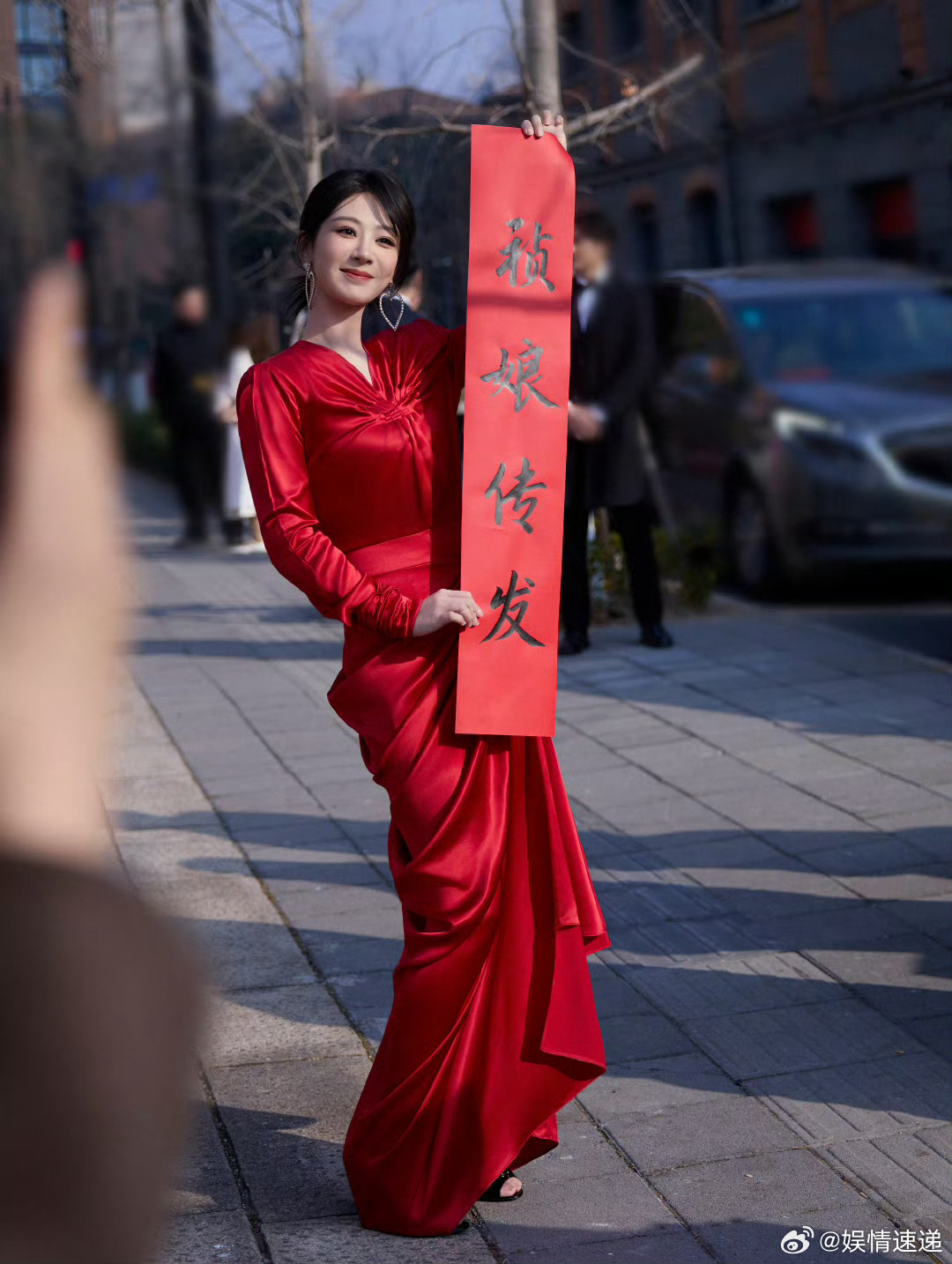 杨紫直播被爆祯娘传明天播出杨紫没人通知我啊愚人节快乐！杨紫被逗到懵圈，真心希望《