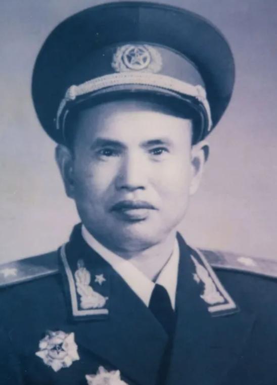 1938年，八路军刚打退日军进攻，营长王耀南突然下了个怪命令：“都给我冲到半山腰