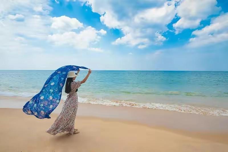 男人到了三四十岁，再为一个女人真正动心，你以为他图什么？
图一时新鲜？不可能。