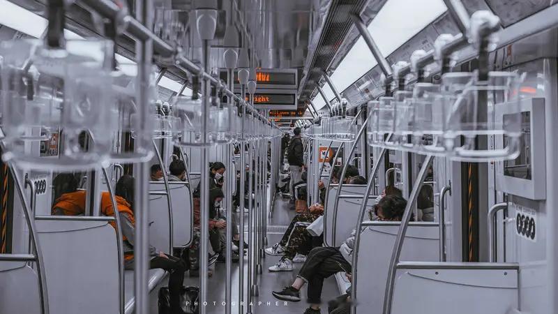 11月16广西南宁，地铁一车厢内有男子当众裸露身体隐私部位，地铁客服称当时已有工