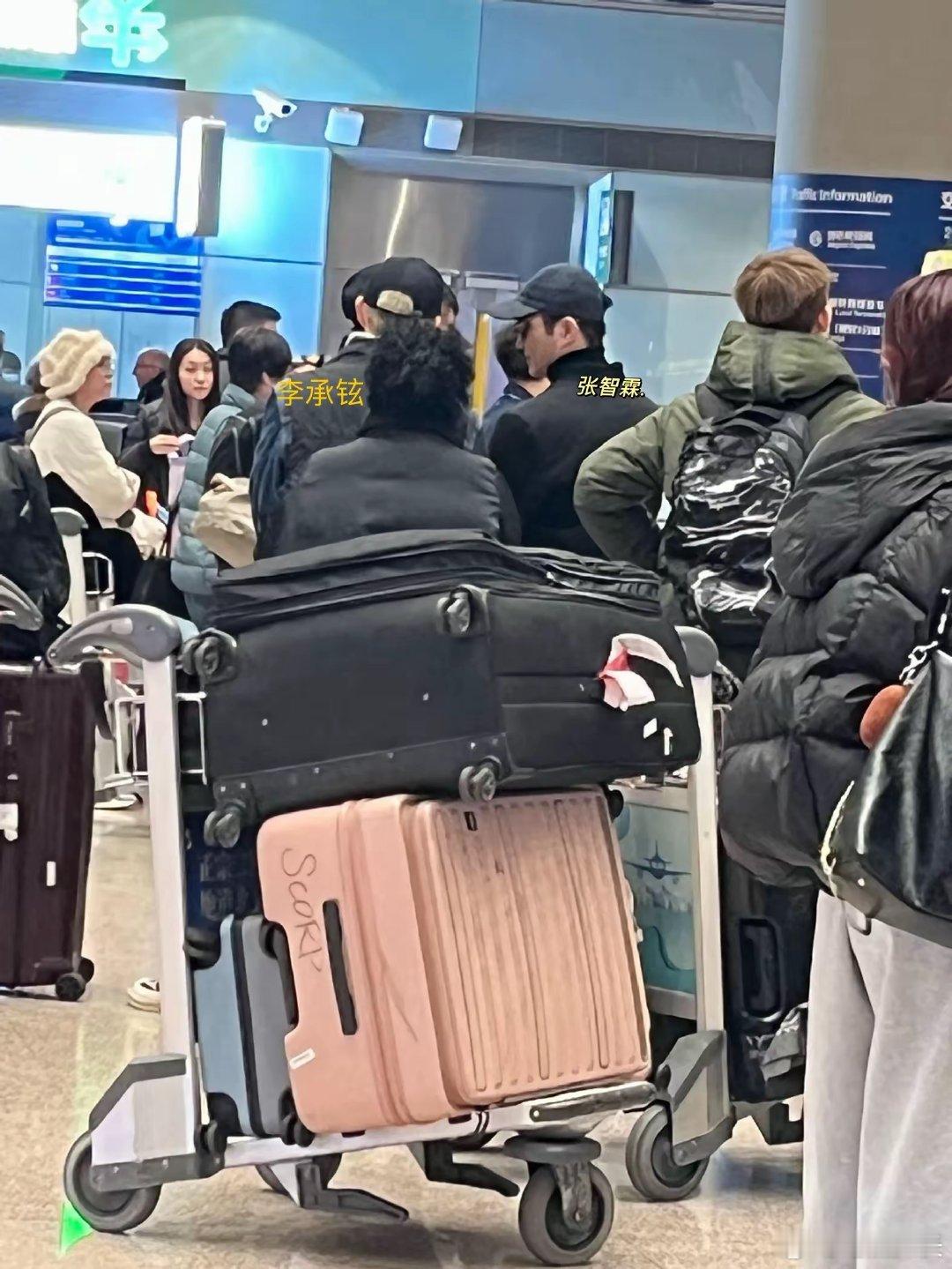 机场偶遇张智霖一家与李承铉一家网友机场偶遇张智霖一家与李承铉一家 机场偶遇张智霖