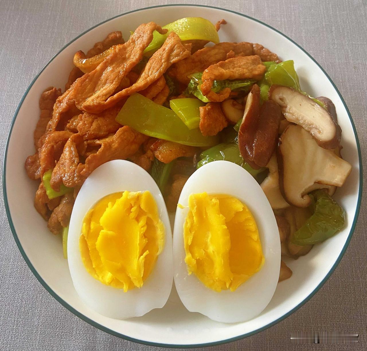 青椒与香菇组合一个，莴笋连带莴笋叶一起炒个肉，最后再煮个鹅蛋，当然还有大哥的白面