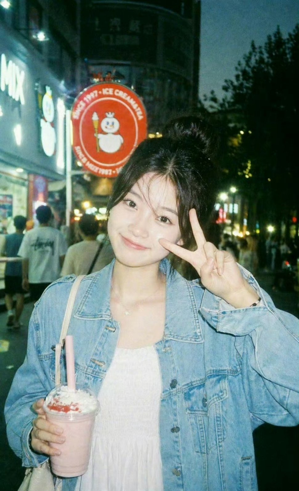 确实，很快就会分不清哪些是真实的，哪些是AI了，电话可以AI语音，视频更可以AI