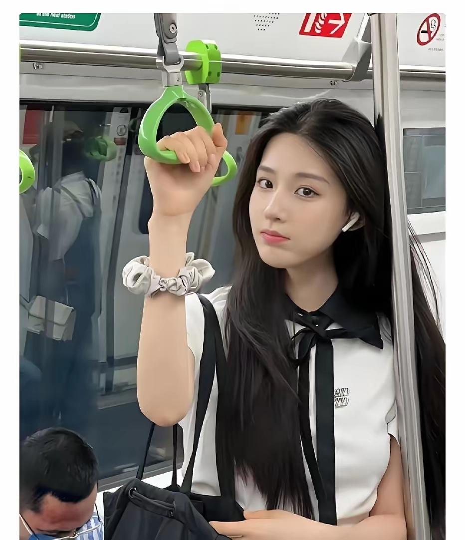 地铁上演机智一幕！女子丢手机巧用蓝牙，一句齐天大圣揪出小偷
 
美女坐地铁发现手