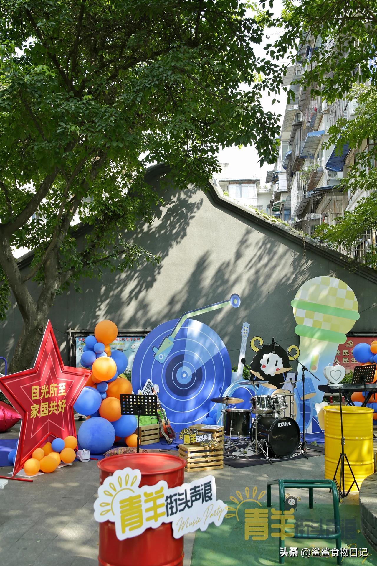 成都街头真的什么都有可能出现！
路过宽窄巷子附近的仁厚街，看到有一个街头表演，“