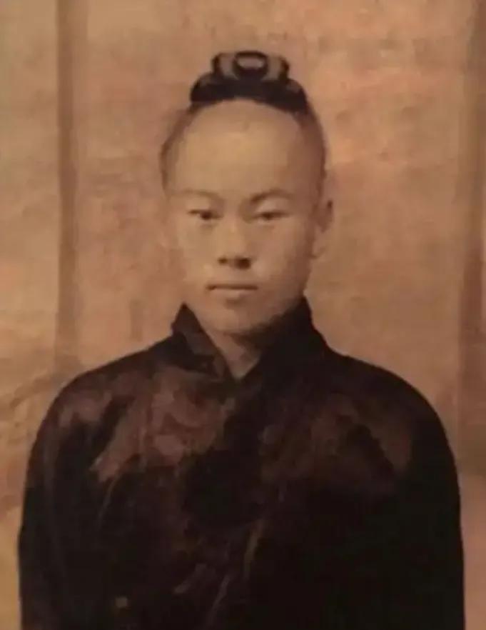 1938年，道士毕云路过日军哨卡时，因为没有向日军鞠躬，被打得半死。几天后，他从