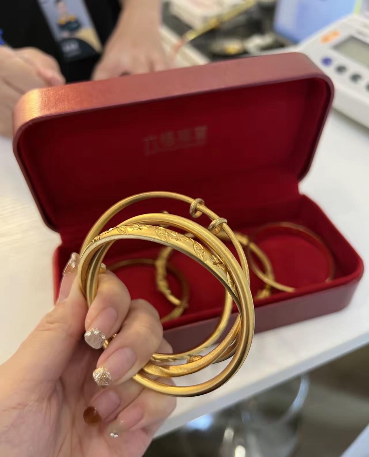 今天才发现，金价彻底的不对劲了！跑到金店才发现，首饰的售价并没有跟着大盘同步降下